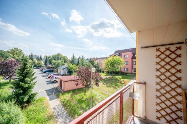 Balkondan manzara, güneşli bir gün, bulutlar, geniş açılı bir ev fotoğrafı..