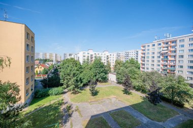 Balkondan manzara, güneşli bir gün, bulutlar, geniş açılı bir ev fotoğrafı..