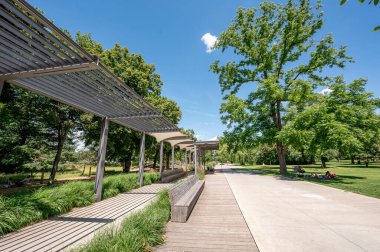 Boş park yeşille dolu, kimsesiz..