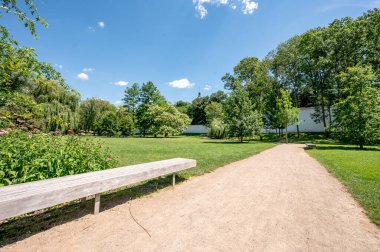 Boş park yeşille dolu, kimsesiz..