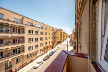 Balkondan manzara, güneşli bir gün, bulutlar, geniş açılı bir ev fotoğrafı..