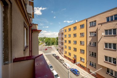 Balkondan manzara, güneşli bir gün, bulutlar, geniş açılı bir ev fotoğrafı..