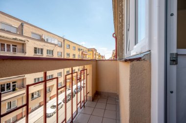 Balkondan manzara, güneşli bir gün, bulutlar, geniş açılı bir ev fotoğrafı..