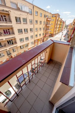 Balkondan manzara, güneşli bir gün, bulutlar, geniş açılı bir ev fotoğrafı..