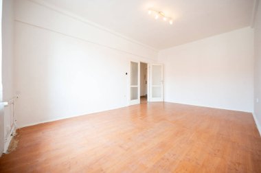 Boş bir oda, bir daire, kapalı bir oda..