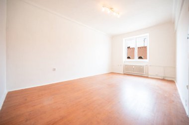 Boş bir oda, bir daire, kapalı bir oda..