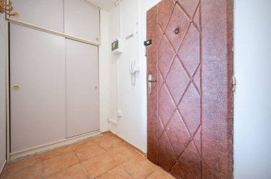 Yeni dairede boş oda, ışık, boşluk.