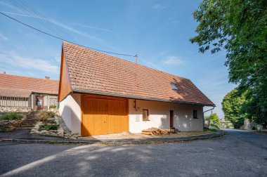 Güneşli bir günde köyde bir ev.