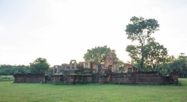 Prasat Nong Hong üç pagoda, laterite, 16 yöresiydi Kamboçya bir sanat taban tuğla üste oluşan küçük bir arkeolojik site burası.