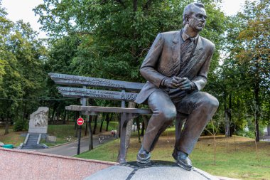 Kiev, Ukrayna - 8 Ağustos 2019: Kiev 'deki Dinamo Futbol Stadyumu girişindeki Valery Lobanovsky Anıtı.