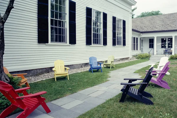 Renkli Adirondack Sandalyeleri Yaz Güneşinde Beyaz Bir New England Kilisesinin — Stok fotoğraf