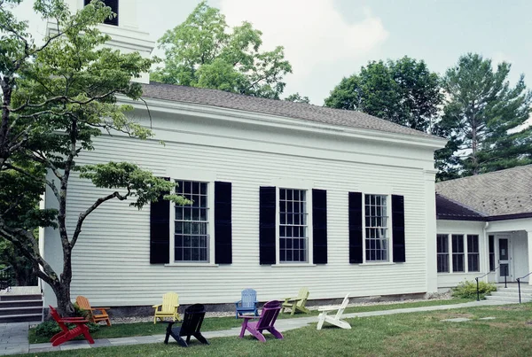 Renkli Adirondack Sandalyeleri Yaz Güneşinde Beyaz Bir New England Kilisesinin — Stok fotoğraf