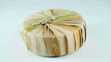 Palmiye şekeri kaynaklı. Arenga pinnata ağacı, tropikal Asya 'ya özgü ekonomik açıdan önemli bir tüy palmiyesidir.