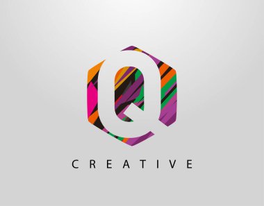 Soyut Hexagon Q Harfi Logosu. Yaratıcı Renkli Şeritlerle Başlangıç Q 'su 