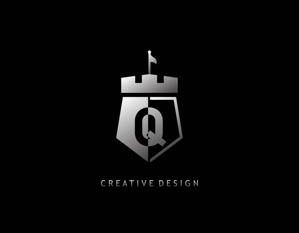 Q文字シルバーシールドアイコン ネガティブなスペーブエレガントなシールド形状王国ロゴデザイン — ストックベクタ