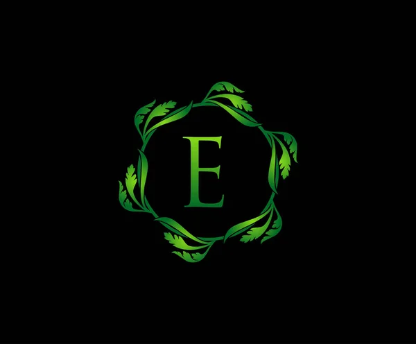 緑の葉の手紙Eラウンドロゴデザイン モノグラムロゴ シンプルな渦巻きグリーンの葉アルファベットアイコン — ストックベクタ