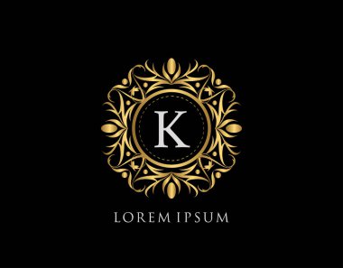 Altın Rozet K Harfi Logosu. Şatafatlı kaligrafik klasik amblem ve güzel bir çiçek süsü. Klasik Çerçeve Tasarımı Vektör illüstrasyonu.