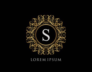 S harfi dizaynlı kaligrafik rozet. Süslü lüks altın logo tasarımı vektör çizimi.