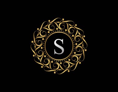 S harfli Altın Kaligrafi Rozeti. Süslü lüks altın logo tasarımı vektör çizimi.