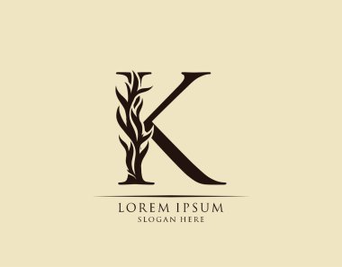 Kaligrafi K Harfi. Zarif kraliyet tarzı. Hat sanatları logosu. Kitap tasarımı için klasik amblem, marka adı, mühür, restoran, butik, otel.  