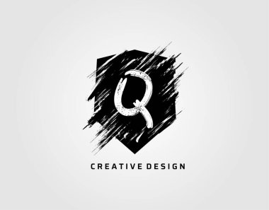 Q harfi Rustik Kalkan logosuna sahip Grunge Kalkan Simgesi.