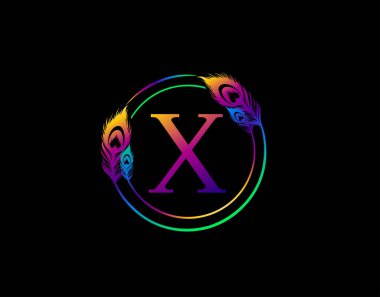 X harfi egzotik tavus kuşu tüyüyle süslenmiş. Tavus kuşu tüyüyle çember rozeti. 