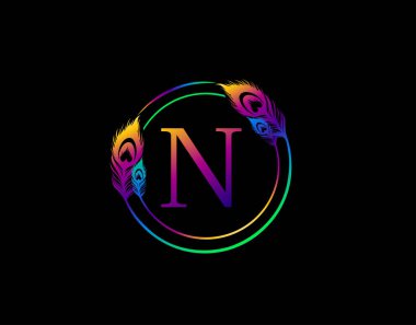 Egzotik Tavus kuşu tüyüyle süslenmiş bir mektup. Tavus kuşu tüyüyle çember rozeti. 