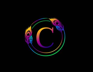 C mektubu egzotik tavus kuşu tüyüyle süslenmiş. Tavus kuşu tüyüyle çember rozeti. 