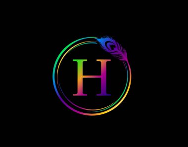 H Harfi Hologram Renk Tavus kuşu tüyüyle süslenmiş. Tavus kuşu tüyüyle çember rozeti. 