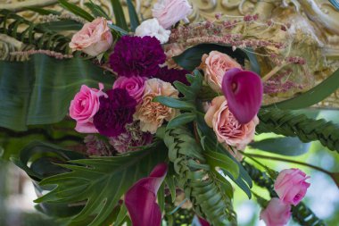 Kırmızı, pembe ve beyaz güllerin güzel kompozisyonu Bulanık bir arka grubunda