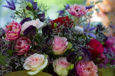 Güzel bir kompozitoda bezenmiş kırmızı ve pembe güllerden oluşan bir buket kırmızı beyaz çiçek.