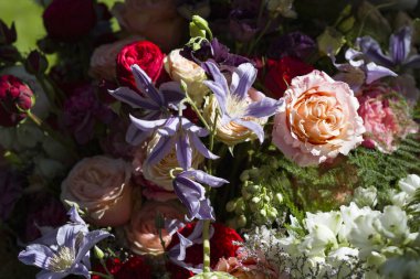 Farklı çiçeklerden buket ve pembe güller