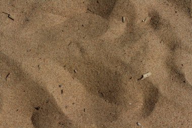 Sahilde güneş ışığı altında kum dokusu