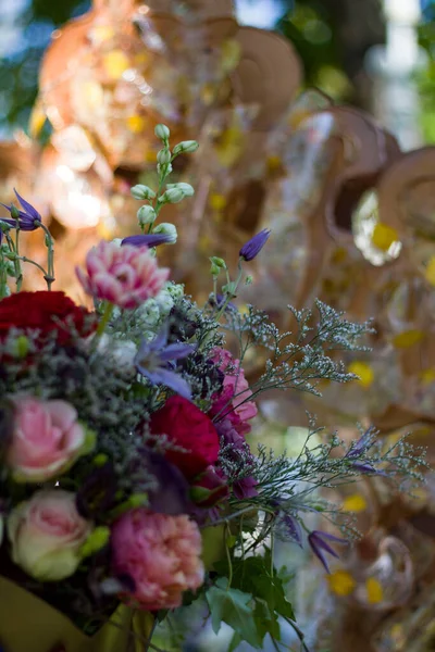 Buquê Flores Brancas Vermelhas Rosas Vermelhas Rosa Compostas Uma Bela — Fotografia de Stock