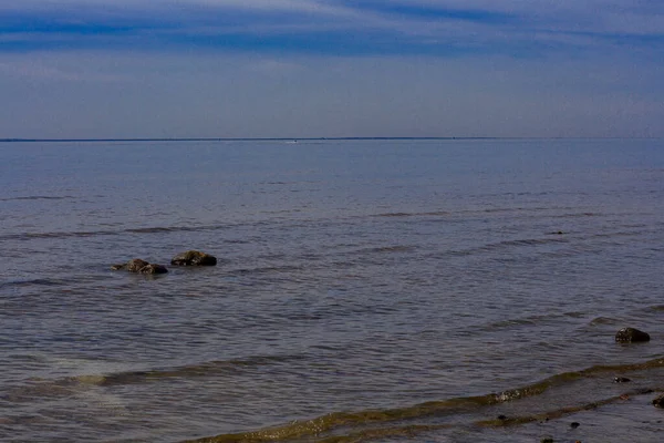 Вид Море Слегка Облачный День Волнами Foregroun — стоковое фото