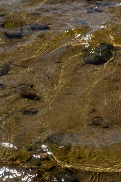 Zicht Het Zand Stenen Onder Water Met Golven Voorgrond Schittering — Stockfoto