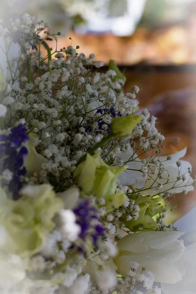 Schöne Komposition Aus Rosa Und Weißen Rosen Auf Verschwommenem Hintergrund — Stockfoto