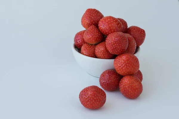 Λευκό Στρογγυλό Πιάτο Κόκκινο Νόστιμο Φράουλα Λευκό Φόντο Αντιγραφή Χώρου — Φωτογραφία Αρχείου