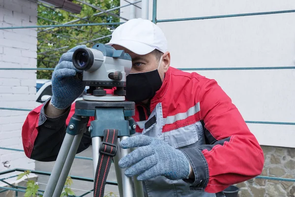 Arbeiter Roter Arbeitskleidung Sehen Aus Wie Ingenieure Messung Während Bauarbeiten — Stockfoto