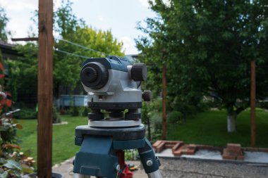 Bir tripodun gri mühendislik seviyesi. İnşaat sırasında ölçü. 