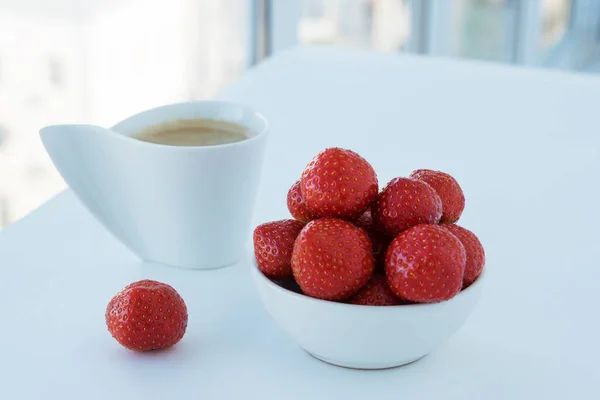 Λευκό Φλιτζάνι Καφέ Και Μικρό Στρογγυλό Πιάτο Ζουμερές Νόστιμες Φράουλες — Φωτογραφία Αρχείου