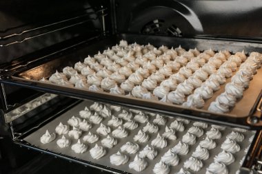 İki küçük beyaz kremalı çarşaf sıra sıra dizilir ve fırında pişirilir. Ev yapımı tatlı pasta. Yemek pişirme konsepti 