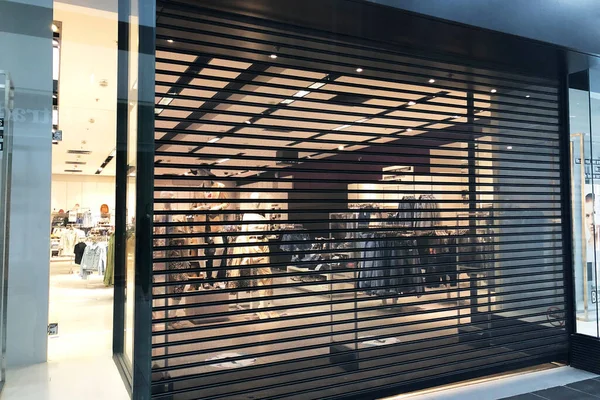 Schwarz Verriegelte Eisentore Des Geschäfts Einkaufszentrum Aufgrund Von Sperrungen Licht — Stockfoto