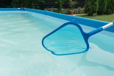 Mavi ağla yüzme havuzu temizliyorum. Havuzu kirden ve böceklerden temizler.. 