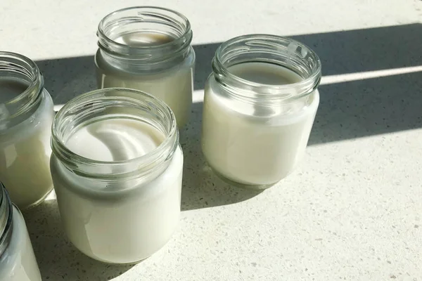 Vit Yoghurt Runda Transparenta Burkar Köksbordet Morgonljus Med Skuggor Naturliga — Stockfoto