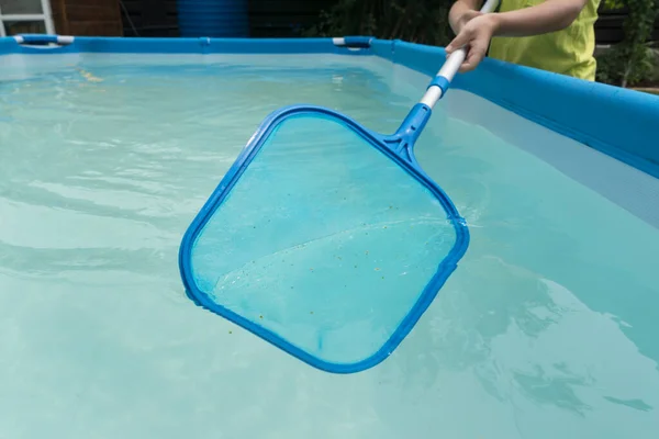 Hænder Holder Pind Med Stort Blåt Net Rent Vand Swimmingpoolen - Stock-foto