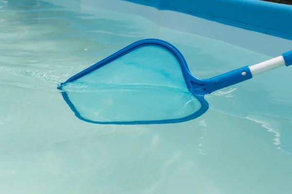 Immagine Ravvicinata Pulizia Piscina Con Rete Blu Manutenzione Mantenimento Della — Foto Stock