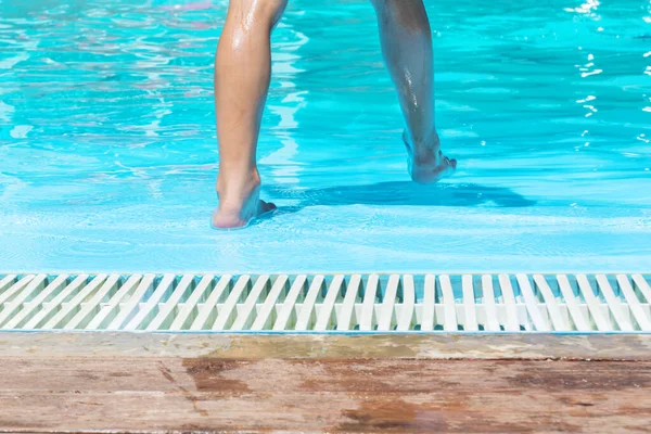 Pés Criança Tenta Água Piscina Criança Está Pronta Para Saltar — Fotografia de Stock