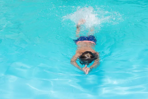 Menino Está Nadando Debaixo Água Piscina Visão Superior Espaço Cópia — Fotografia de Stock