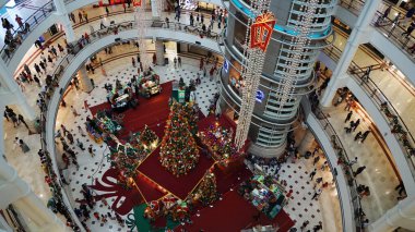 MALAYSIA, KUALU LUMPUR - 24 Aralık 2014. Büyük alışveriş merkezi Suria noel tatili için süslenmiş çam ağacı ve aydınlatma ile. Tatil kavramı.                               